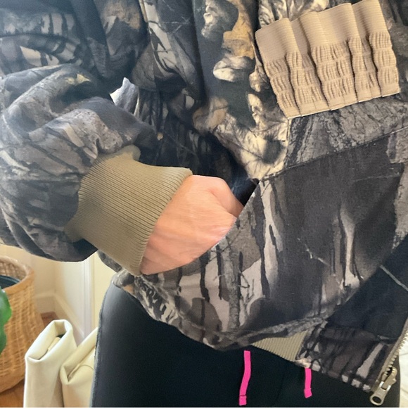 Columbia camouflage jacket, bomber style, zip front, Ladies Size M - Picture 6 of 7